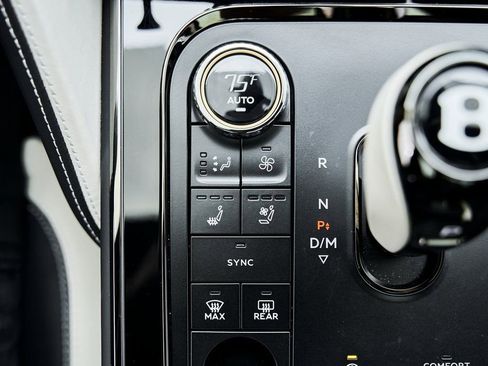 Used 2025 Bentley Flying Spur Plug-In Hybrid image 74