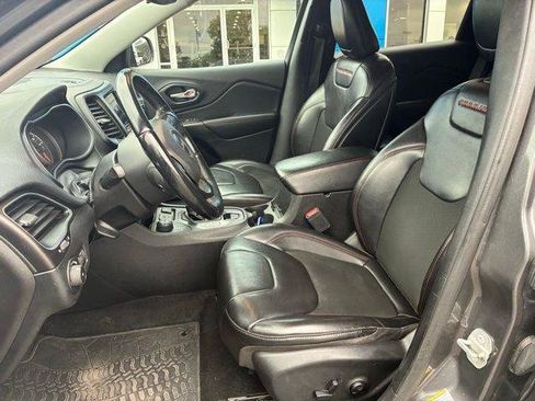Used 2019 Jeep Cherokee Trailhawk AWD/4WD image 14