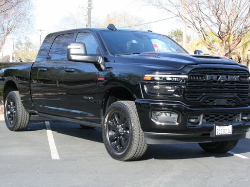 Used 2025 RAM 2500 Laramie AWD/4WD image 1