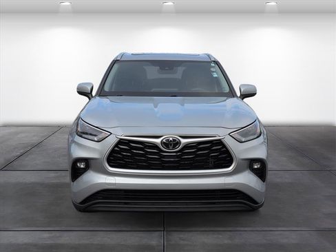 Used 2022 Toyota Highlander XLE image 4