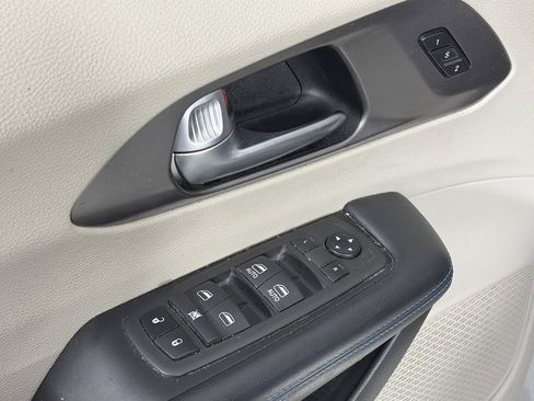 Used 2021 Chrysler Pacifica Touring-L image 24