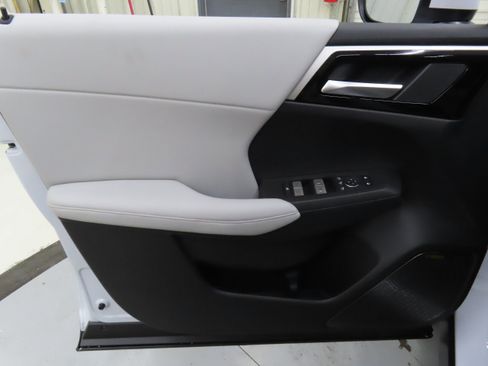 New 2025 Mitsubishi Outlander SE image 9