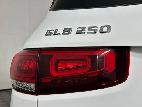 Used 2022 Mercedes-Benz GLB 250 4MATIC image 13