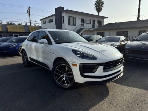 Used 2023 Porsche Macan image 3
