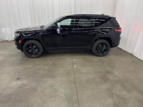 New 2025 Jeep Grand Cherokee Altitude image 32