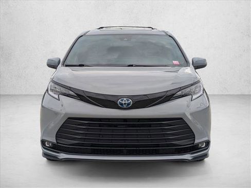 Used 2025 Toyota Sienna XLE Woodland Edition image 2