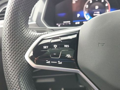 Used 2024 Volkswagen Tiguan SE R-Line image 35