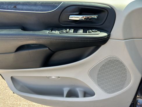 Used 2016 Chrysler Town & Country Touring w/ Driver Convenience Group image 12