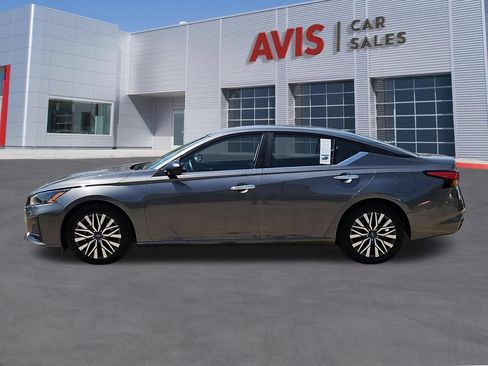 Used 2025 Nissan Altima 2.5 SV FWD image 10