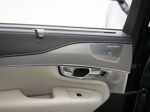 Used 2022 Volvo XC90 T8 R-Design image 23