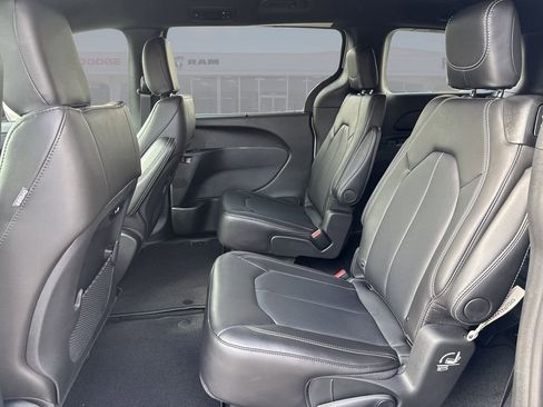 New 2026 Chrysler Pacifica Select FWD image 17