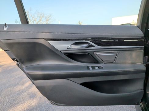 Used 2019 BMW 750i w/ M Sport Package image 37