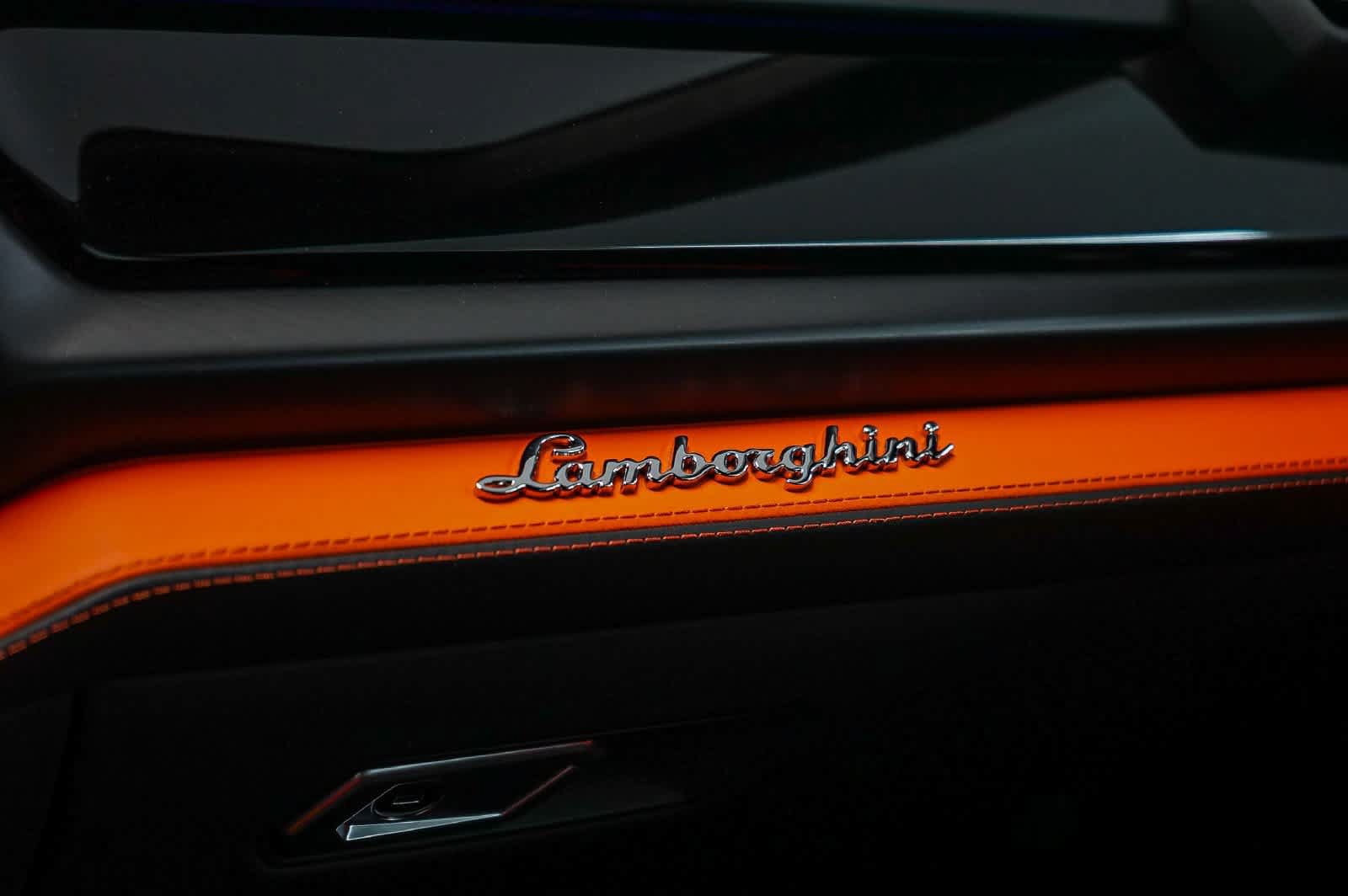 Used 2025 Lamborghini Urus SE AWD/4WD image 23