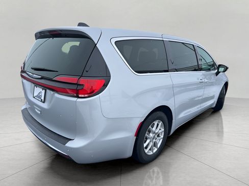 Used 2024 Chrysler Pacifica Touring-L image 36