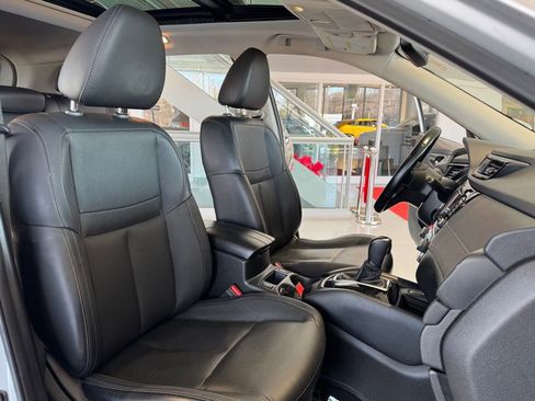 Used 2018 Nissan Rogue SL w/ Premium Package image 3