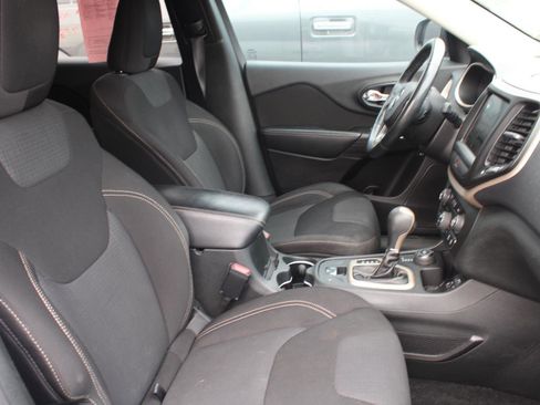 Used 2015 Jeep Cherokee Latitude w/ Comfort/Convenience Group image 4