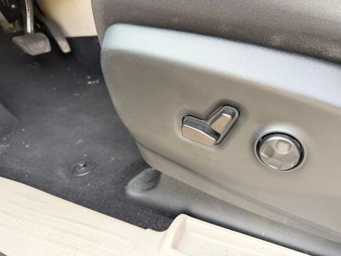Used 2024 Chrysler Voyager LX FWD image 10