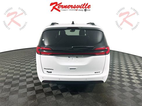 New 2025 Chrysler Pacifica Select w/ Fav Edition Package image 6