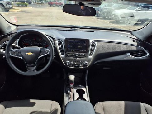 Used 2025 Chevrolet Malibu RS FWD image 3