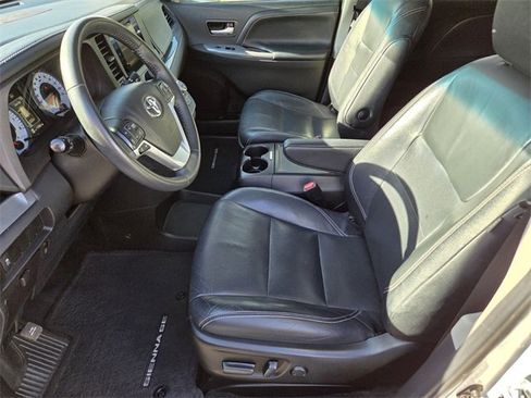 Used 2017 Toyota Sienna SE image 9