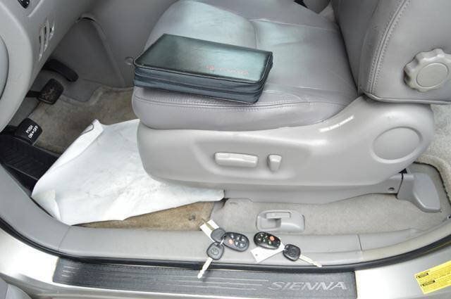 Used 2004 Toyota Sienna XLE Limited w/ Limited Pkg 5 FWD image 34