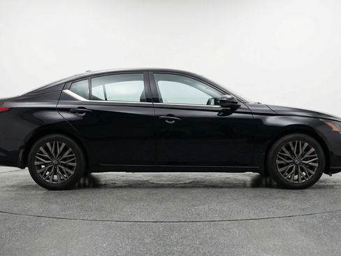 Used 2025 Nissan Altima 2.5 SV image 11