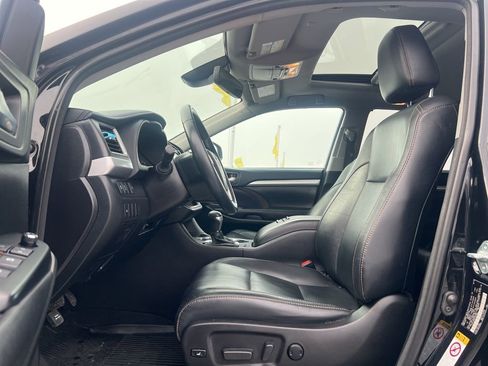 Used 2018 Toyota Highlander XLE image 11