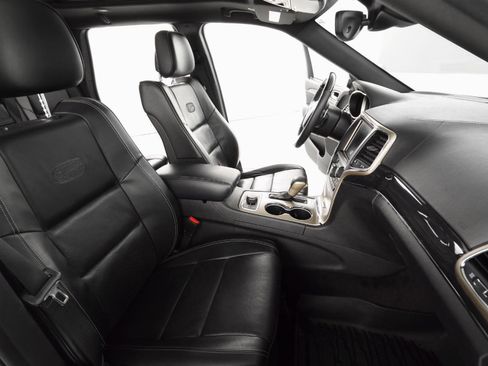 Used 2017 Jeep Grand Cherokee Overland w/ Jeep Active Safety Group image 28