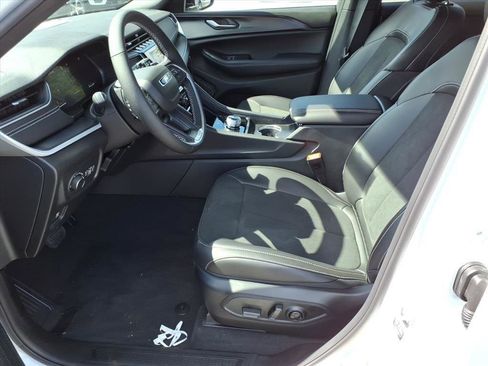 New 2025 Jeep Grand Cherokee Altitude image 3