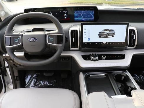 Used 2025 Ford Expedition Active AWD/4WD image 19