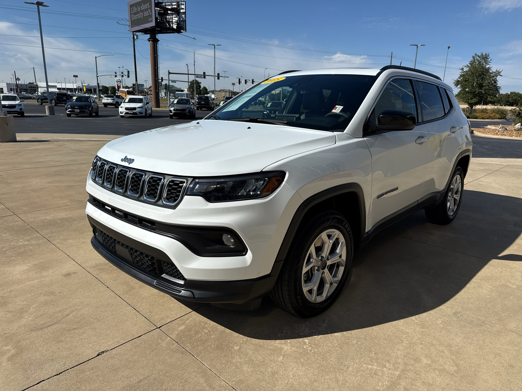 Used 2025 Jeep Compass Latitude w/ Sun & Sound Group AWD/4WD image 3