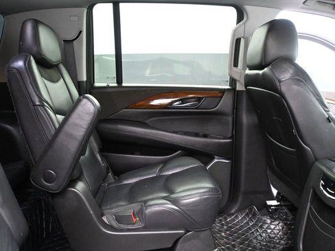 Used 2019 Cadillac Escalade ESV Luxury AWD/4WD image 18