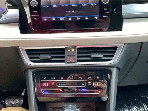 New 2026 Volkswagen Taos SE image 16