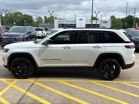 Used 2023 Jeep Grand Cherokee Altitude AWD/4WD image 8