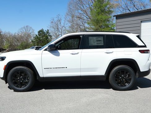 New 2026 Jeep Grand Cherokee Altitude image 9