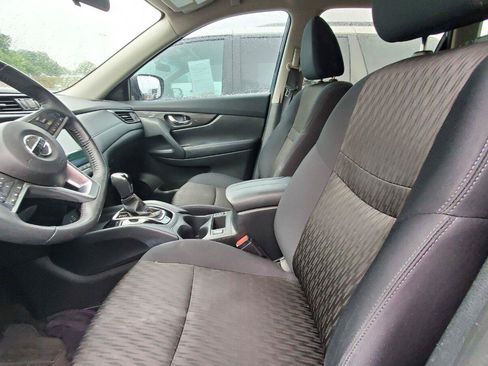 Used 2018 Nissan Rogue SV FWD image 3