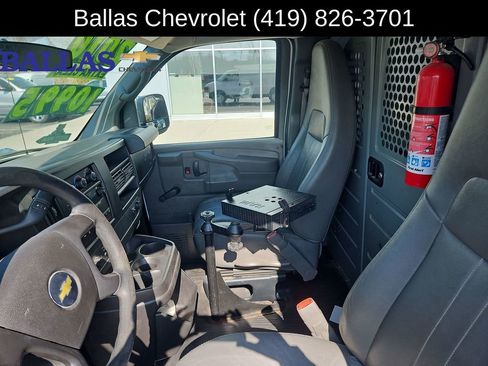 Used 2018 Chevrolet Express 2500 w/ Driver Convenience Package RWD image 20