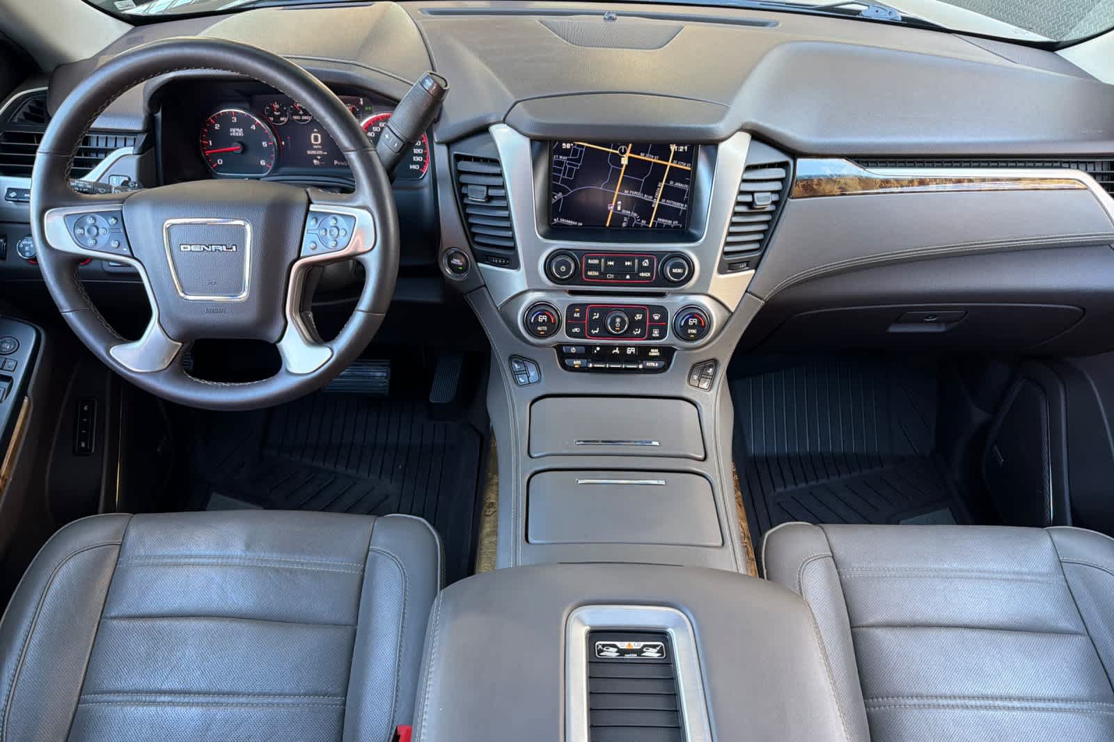 Used 2015 GMC Yukon Denali w/ Premium Package AWD/4WD image 3