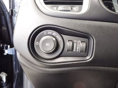 Certified 2020 Jeep Renegade Latitude w/ Cold Weather Group AWD/4WD image 19