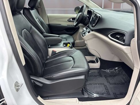 Used 2024 Chrysler Pacifica Touring-L FWD image 22
