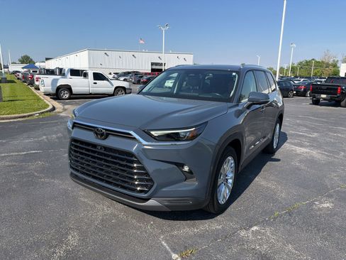 Used 2024 Toyota Grand Highlander AWD image 2