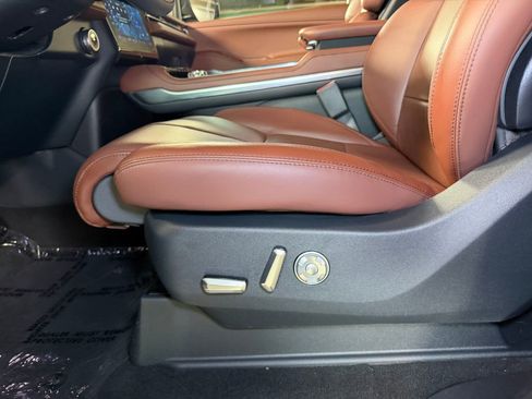 Used 2025 Lincoln Navigator Reserve AWD/4WD image 28