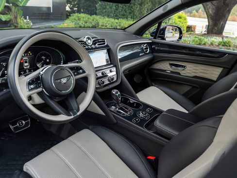 Used 2023 Bentley Bentayga Extended Wheelbase image 28