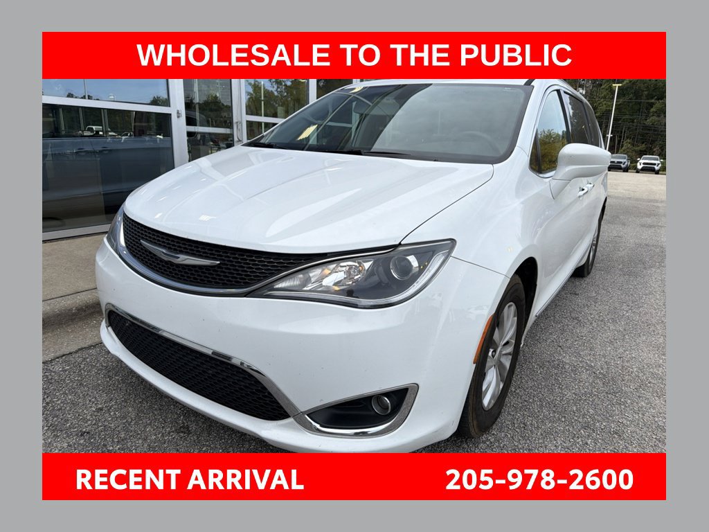 Used 2017 Chrysler Pacifica Touring-L FWD image 1