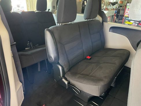 Used 2017 Dodge Grand Caravan SE FWD image 18
