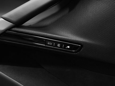 Used 2023 Ferrari SF90 Spider image 78