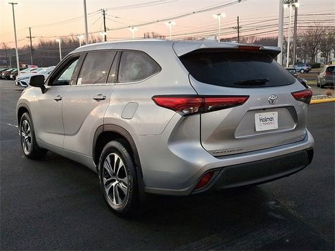 Certified 2021 Toyota Highlander XLE image 5