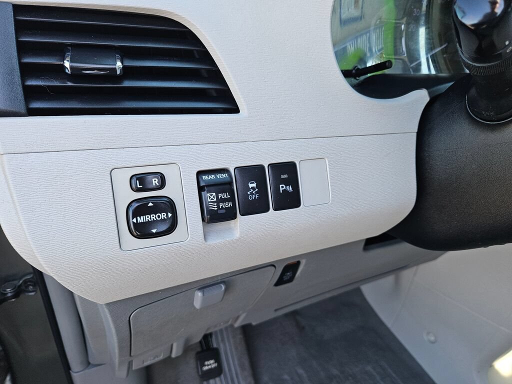 Used 2011 Toyota Sienna XLE w/ Premium Pkg FWD image 22