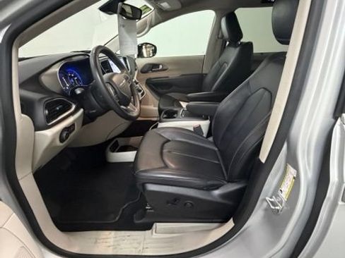Certified 2024 Chrysler Pacifica Touring-L FWD image 14
