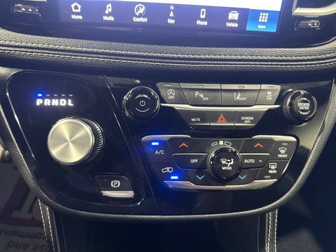 Used 2026 Chrysler Pacifica Limited FWD image 35